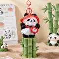 Portachiavi peluche panda carino con cappello rosso e borsa mela per zaino e borse. - Panda Peluche Zaino - Mela