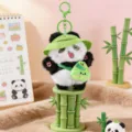 Grazioso portachiavi panda in peluche con visiera verde e zaino, morbido ciondolo giocattolo. - Panda Peluche Zaino - Germoglio di Bambù