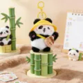 Dettaglio portachiavi peluche panda carino con trama morbida, cappello giallo e borsetta. - Panda Peluche Zaino - Zongzi