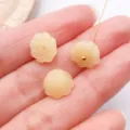 Perles de lotus glacées tchèques pour accessoires de bijoux et bâtonnets de cheveux DIY. - Capsule et Graine de Lotus / Lot de 1 Pièce (10x6mm) / Jaune