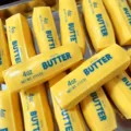 Realistisches gelbes butterförmiges Squishy-Spielzeug zum Stressabbau und Drücken - Butterriegel-Block
