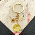 Grazioso portachiavi con margherita in smalto dorato e anello, elegante ciondolo per borsa. - Margherita Gialla / 1 Pezzo / Giallo