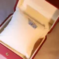 Nahaufnahme von quadratischen Pave-Ohrringen mit funkelnden Zirkonsteinen in roter Box. - Quadratische Strass Ohrstecker (ER098) / Silber