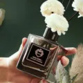 Detailed view of the hotel series aromatherapy diffuser bottle with white flower sticks for home fragrance. - Shangri-La (Hotel Fragrance)