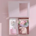 Coffret cadeau de parfum rose avec bouquet de fleurs de savon et bâtonnets diffuseurs chic. - Rose - Amour éclatant