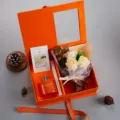 Set Regalo di Aromaterapia di Lusso con Fiori di Sapone e Bottiglia di Profumo Donna - Arancio Hermes (con borsa regalo)