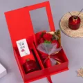 Set regalo diffusore di aroma rosso con bouquet di fiori secchi e bastoncini profumati. - Modello rosa prosperosa e garofano (con borsa regalo)