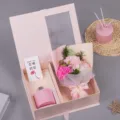 Set regalo diffusore di aromi con fiore artificiale e bottiglia di profumo per le donne. - Modello garofano rosa elegante (con borsa regalo)