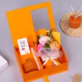 Set regalo per aromaterapia con bouquet di fiori secchi, diffusore a bastoncini e biglietto. - Modello garofano arancio Hermes (con borsa regalo)