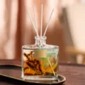 Diffusore a bastoncini in vetro con fiori stabilizzati e olio essenziale per casa. - 120ML Fresia