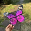 Decorazione murale con farfalla in metallo colorato per giardino, cortile e casa. - Viola