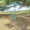Campanello a vento uccello blu in metallo e vetro per decorazione giardino esterno. - Campanelli eolici / 73cm / Blu