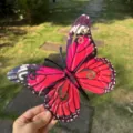 Arte murale farfalla in metallo colorato, artigianato in ferro da appendere per interni ed esterni. - Rosso