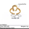 Goudkleurige roestvrijstalen hoefijzer ring met glinsterende strass steentjes en stijl. - Hoefijzer Stijl / Goud