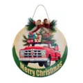 Dettaglio cartello natalizio in legno da appendere con camion rosso e decorazione di pino. - Regalo camion