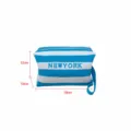 Trousse de toilette tricotée à rayures bleues et blanches avec fermeture éclair et poignée. - S / Rayures bleues et blanches