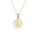 Collier en acier titane doré avec disque rond en nacre blanche et pendentif lettre E chic. - Lettre E