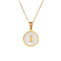 Collier chic en acier titane doré avec pendentif rond en coquille blanche et lettre I. - Lettre I