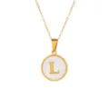 Collier en acier au titane doore avec un pendentif rond blanc chic et la lettre initiale L. - L
