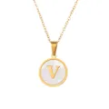Collier lettre V en acier titane doré avec pendentif rond en nacre blanche pour femmes. - Lettre V
