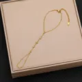 Dettaglio bracciale da dito in acciaio al titanio dorato, elegante gioiello mano zircone. - Stile 5