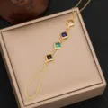 Detalle de una elegante cadena de mano dorada con circonitas cúbicas de colores. - Estilo 7