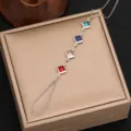 Vista detallada de una elegante cadena de mano plateada con circonitas cuadradas de colores. - Estilo 13