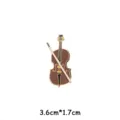 Detailopname van een elegante vioolvormige emaillen speld met fijne metalen afwerking. - Cello (YH1128#) / Met Kaart