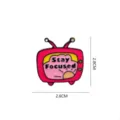 Rosa TV Emaillierte Brosche Detail, niedliches Vintage Fernseher Design mit Stay Focused Text. - 1532#