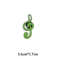 Detailopname van de groene g-sleutel emaillespeld met heldere kleur en gladde afwerking eromheen. - Bladmuziek (YH1162#) / Met Kaart