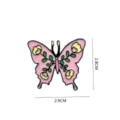 Primo piano dettagliato della spilla a farfalla in smalto rosa con motivi floreali. - 1465# (senza confezione di cartone)