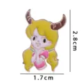 Gros plan sur le détail de la broche émaillée fille animée, accessoire mignon en alliage. - Sans Emballage Carton (YH1072#)
