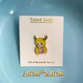 Joli badge de broche en émail métallique de fille d'anime de dessin animé 1.8x2.8cm - Avec Emballage Carton (YH1072#)