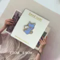 Süße blaue Katze Emaille Pin Brosche, niedliches Cartoon Tier Anstecknadel für Kleidung und Taschen. - Babyflasche Katze / Mit Karte