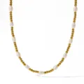 Detalle en primer plano de cuentas de acero inoxidable dorado y perlas de agua dulce. - Collar / Dorado