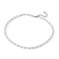Detalle del collar de perlas de agua dulce con perlas blancas y pequeñas cuentas metálicas. - Collar / Plateado