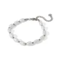 Primer plano del detalle de la pulsera de perlas de agua dulce con cuentas metálicas y cadena extensible. - Pulsera / Plateado