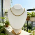 Vue rapprochée détaillée du collier de perles or et argent en acier inoxydable. - Mélange Or et Argent