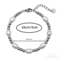 Primer plano de pulsera de perlas de agua dulce naturales y cuentas de acero inoxidable. - Pulsera / Plateado