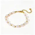 Primer plano detallado del collar de perlas de agua dulce y cuentas de acero inoxidable. - Pulsera / Dorado