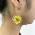 Resin dried daisy drop earrings with gold flakes and hooks, elegant floral jewelry. - 3#