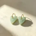 Detail van uitneembare groene hars hart oorbellen met roestvrijstalen gouden creolen. - Groen