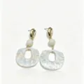 Boucles d'oreilles en résine irrégulière rétro exagérée avec coquillage doré et perle. - Taille 7
