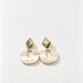 Detail shot of vintage geometric resin drop earrings with gold tone rhombus top. - 5# Beige