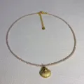 Λεπτό κολιέ choker με ροζ χάντρες κρυστάλλου και χρυσό μενταγιόν κοχύλι λεπτομέρεια. - Μέγεθος 6