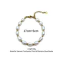 Vista detallada de pulsera de perlas de agua dulce y cuentas de acero inoxidable elegante. - Pulsera / Dorado