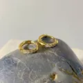 Petites créoles dorées avec zircone, boucles d'oreilles minimalistes pour femmes. - 1.6*6mm / Or