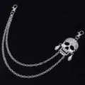 Vista dettagliata di catena da pantaloni punk rock in metallo con doppia catena e teschio. - Catena per pantaloni a doppio strato teschio con maschera grande