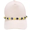 Cappellino da baseball con accessorio catena perle dadi e palla 8, dettaglio streetwear trendy. - Catena per cappello con dadi gialli e 8 nero
