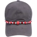 Close-up detail van grijze honkbalpet met kleurrijke kralen en dobbelsteen hoedketting. - Rood-witte dobbelsteen hoedkettingen